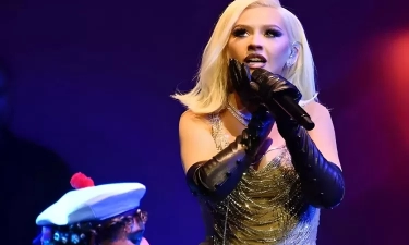 Christina Aguilera Kenakan Gaun Mini Karya Desainer Yogie Pratama