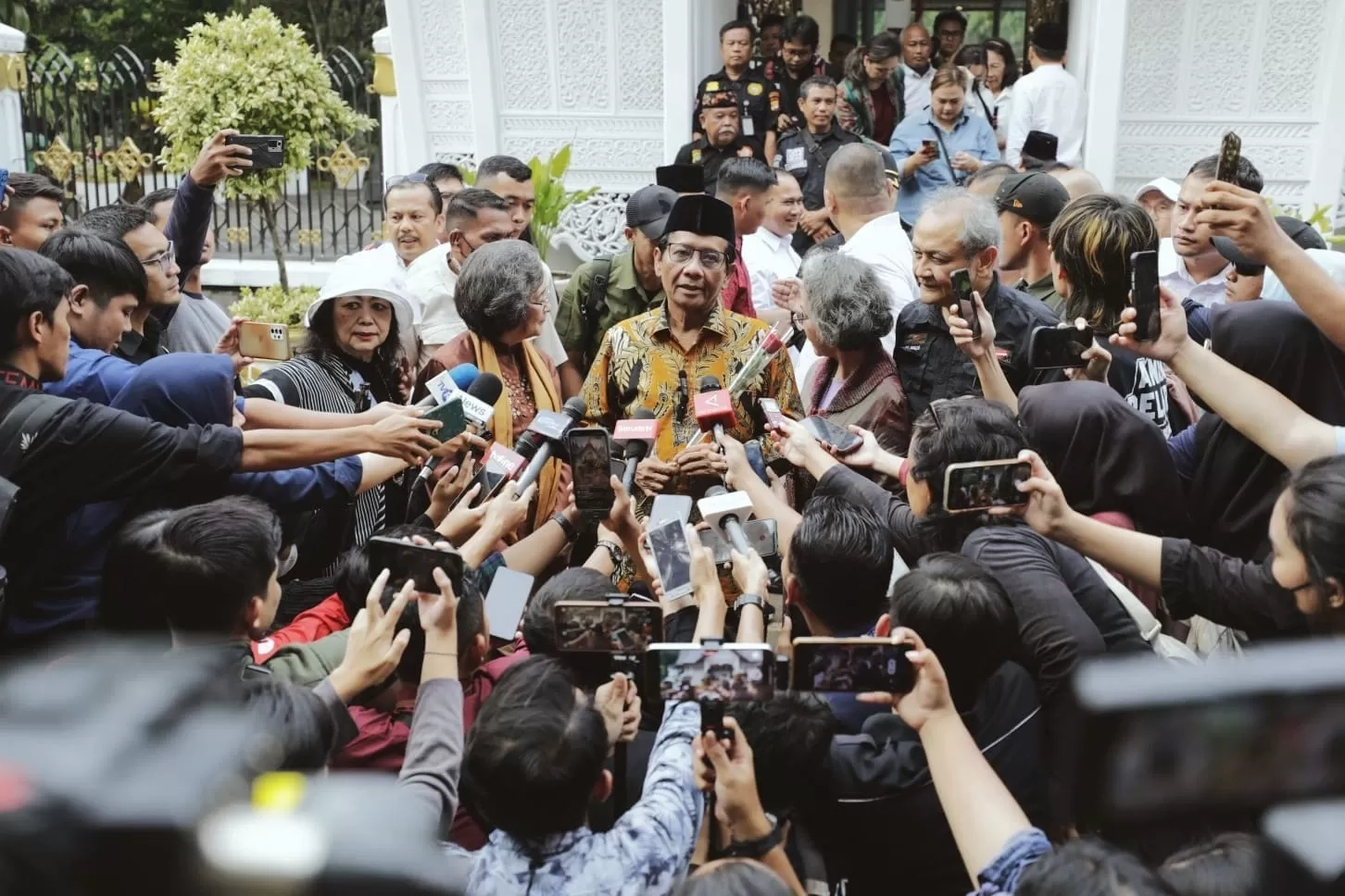 Mahfud MD: Enggak Apa-apa Orang Ngasih Uang, Di Ruang Pencoblosan ...