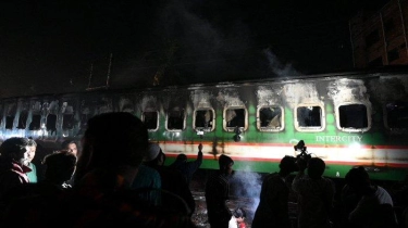 Kereta Komuter hingga 14 TPS Dibakar Jelang Pemilu Bangladesh, 4 Orang Tewas