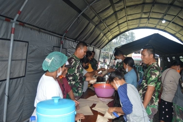 TNI Dirikan Tenda Kesehatan dan Dapur Umum untuk Korban Erupsi Gunung Lewotobi NTT