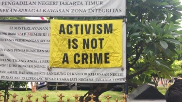 Pendukung Haris-Fatia Pasang Spanduk di Depan PN Jakarta Timur: Activism Is Not A Crime