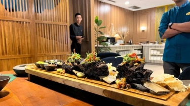 Sensasi Makan Iga Bakar dan BBQ Assorted Seafood di Atas Papan 1 Meter