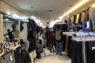 5 Inspirasi Gaya Saat Thrifting di Pasar Senen, Modal Rp 100.000