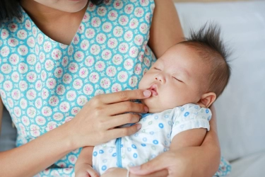 Benarkah Memainkan Bibir Bayi Bisa Bikin Gagap?