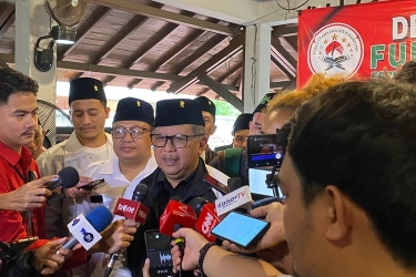 Sindir Capres yang Blusukan Pakai Alphard, Hasto: Beda dengan Pak Ganjar