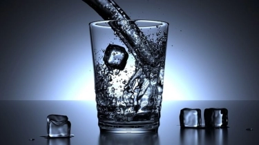 HOAKS, Minum Air Es Tiap Hari Bisa Timbulkan Penyakit
