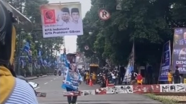 Momen Relawan Projo Angkat Spanduk Prabowo-Gibran di Perlintasan Kereta, Netizen: Dia Pria Tampan dan Pemberani