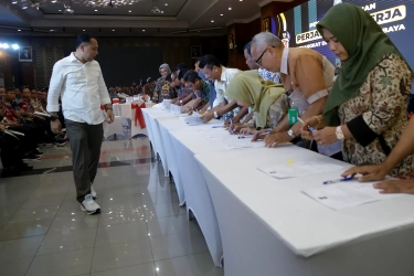 Kepala Dinas Hingga Lurah di Surabaya Dikumpulkan Wali Kota Buat Tanda Tangan Kontrak Kinerja, 3 Bulan Akan Dievaluasi dan Bisa Dicopot Jabatannya