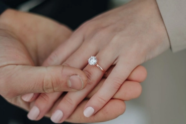 Cincin Tunangan dan Nikah, Apakah Sama?