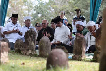 Taklukan 1.000 Anak Tangga saat Ziarah ke Makam Papan Tinggi, Anies: Kalau Ada Kemauan, Ada Jalan