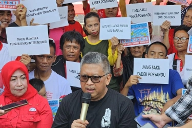 Bagikan Telur ke Warga Tanah Tinggi, Hasto: Lebih Unggul dari Program Bagi-bagi Susu Prabowo-Gibran