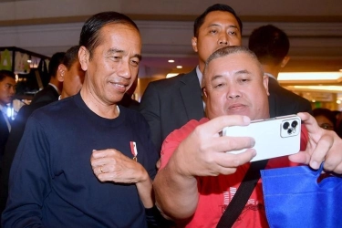 Momen Jokowi Jadi Turis di Mall Gadong Brunei, Diserbu Pengunjung untuk 