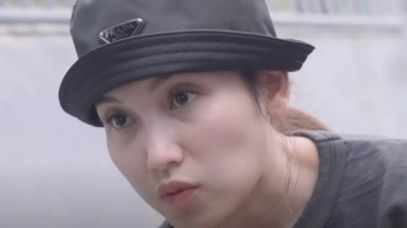 Makan Bakso di Pinggir Jalan, Ayu Ting Ting Pakai Topi Branded Harganya Bukan Main