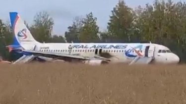 Pesawat Ural Airlines yang Mendarat Darurat di Ladang Gandum Rusia akan Dibongkar