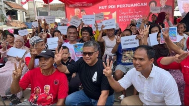 Sekjen PDIP Blusukan dan Bertemu Ratusan Warga Rusun Tanah Tinggi, Kompak Salam 3 Jari