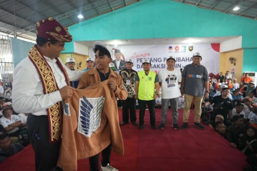 Momen Anies Disematkan Jaket Attack on Titan Waktu di Lampung