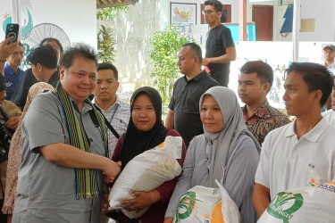 Airlangga Minta Warga Penerima Bansos Berterima Kasih Ke Jokowi