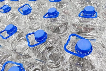 Studi Sebut Seliter Air Minum Kemasan Mengandung 240.000 Mikroplastik