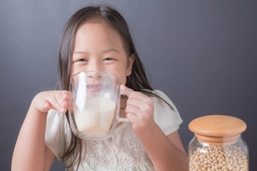 4 Bahaya Anak Terlalu Banyak Minum Susu, Orang Tua Wajib Tahu