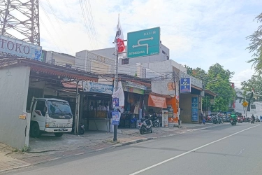 APK Kotori Fasum di Condet, Warga: Petunjuk Arah Tertutup Bendera Bisa Bikin Orang Nyasar