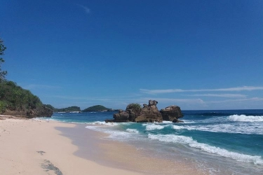 Harga Tiket dan Jam Buka Pantai Banyu Meneng Malang