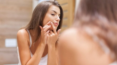 Kebiasaan Memencet Jerawat Bikin Semakin Parah? Dermatologis Ungkap Faktanya