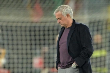 Tetesan Air Mata Jose Mourinho Usai Dipecat AS Roma