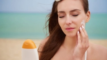 Jadi Skincare Wajib Sehari-Hari, Musim Hujan Perlu Pakai Sunscreen Enggak Sih?