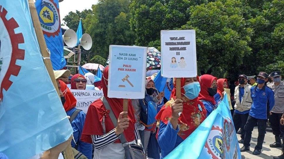 Pabrik Ban Di Cikarang Tumbang, Ribuan Karyawan Kena PHK - Jakarta365