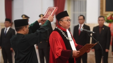 Ucap Sumpah Janji di Depan Jokowi, Arsul Sani Jadi Hakim MK Gantikan Wahiduddin Adams