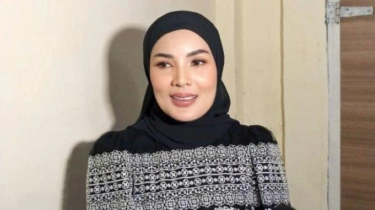 Penampilan Nindy Ayunda Berubah Pulang Umrah, Kini Pilih Berhijab