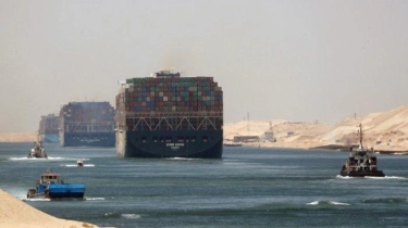 Terusan Suez Mengalami Penurunan Lalu Lintas Kapal Sebesar 30 Persen, Kapal Hindari Zona Perang