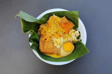 7 Kuliner Malam di Simpang Lima Semarang, Nasi Ayam dan Pecel
