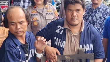 Tangan Diborgol, Ini Tampang Dua Pelaku Pencurian Besi Penutup Saluran Drainase di Semarang