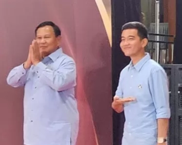 Bersama Prabowo, Gibran Tunjukkan Pin One Piece saat Hadiri Debat Keempat Pilpres 2024