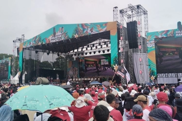 Ganjar Boyong Anak Istri saat Kampanye Terbuka Perdana di Bandung, Nyanyi Lagu 