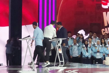 Momen Gibran Ingatkan Prabowo untuk Salami Anies Usai Masuk Arena Debat Cawapres