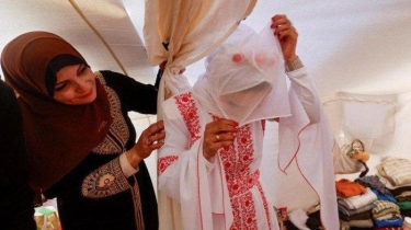 Kubur Impian, Warga Gaza Terpaksa Gelar Pernikahan Sederhana di Tenda Pengungsian