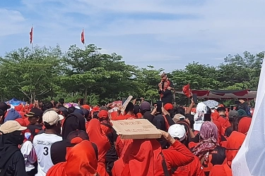 Ganjar Ajak Pengasuhnya Naik Panggung saat Kampanye di Lampung