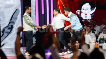 Bikin Adem, Momen Mahfud MD Terima Permintaan Maaf Gibran Usai Kena Gimmick di Debat Cawapres