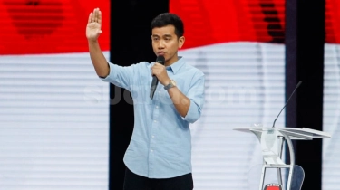 Gibran Refleks Bantu Petugas KPU yang Jatuh di Panggung Debat Cawapres, Tuai Pujian: Bukan Gimmick