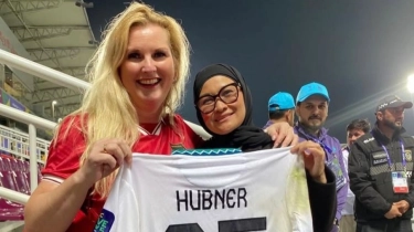 Potret Ibu Justin Hubner Dukung Anaknya di Piala Asia 2023, Bangga Pamerkan Jersey Nomor 25