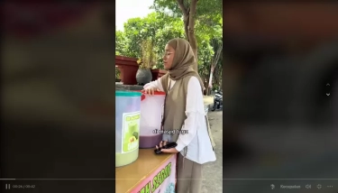 Seorang Perempuan Borong Dagangan Kaki Lima untuk Dibagikan sebagai Jumat Berkah Tuai Banyak Pujian