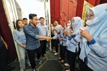 Sambangi PT Sritex, Gibran Janji Akan Sederhanakan Peraturan untuk Permudah Industri