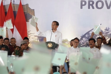 Serahkan 3.000 Sertifikat di Grobogan, Jokowi: Jadi Adem Ayem