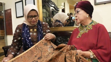 Dikunjungi Fery Farhati, Maestro Keroncong Waldjinah Titip Batik Wahyu Tumurun untuk Anies Baswedan
