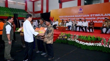 Kunjungan Kerja ke Jateng, Jokowi Bagikan Bantuan Gagal Panen Hingga Rp200 Juta
