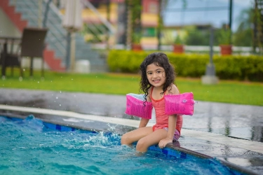 6 Tips Berenang Aman untuk Anak, Awasi Ekstra