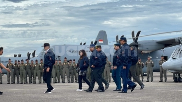 Hadiri Serah Terima Super Hercules Ke TNI AU, Jokowi-Prabowo Kompak Pake Topi Dan Jaket Bomber