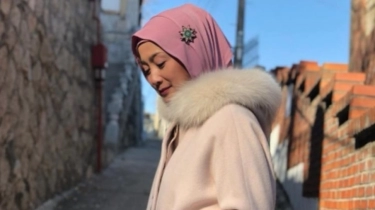 Ide 5 OOTD Ibu Pejabat Hijab ala Desy Ratnasari Agar Tampil Bersahaja